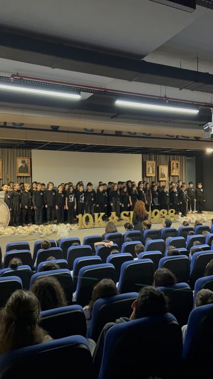 Bir milleti umutsuzluktan inanca, karanlıktan aydınlığa taşıyan Ulu Önder Gazi Mustafa Kemal Atatürk’ü, aramızdan ayrılışının 87. yıl dönümünde saygı, minnet ve özlemle anıyoruz. görseli 11