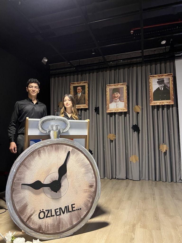 Bir milleti umutsuzluktan inanca, karanlıktan aydınlığa taşıyan Ulu Önder Gazi Mustafa Kemal Atatürk’ü, aramızdan ayrılışının 87. yıl dönümünde saygı, minnet ve özlemle anıyoruz. görseli 9