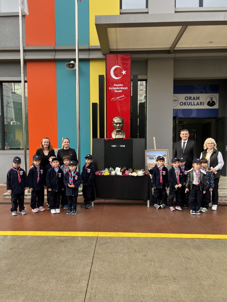 Bir milleti umutsuzluktan inanca, karanlıktan aydınlığa taşıyan Ulu Önder Gazi Mustafa Kemal Atatürk’ü, aramızdan ayrılışının 87. yıl dönümünde saygı, minnet ve özlemle anıyoruz. görseli 2