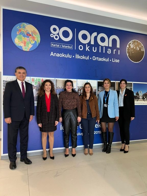 Kartal Belediyesi Kreş Müdürlüğü Başkan Yardımcısı Sayın Dr. Dilek KARS ve Oran Okulları Kurucu Temsilcimiz Sayın Zuhal KARAKAYA ATALAY, okulumuzda bir araya gelerek ilkokul eğitimi, belediye kreşleri öğretmen eğitimi ve öğrenciler için ortak etkinlikler konularında hazırlanan protokole imza attılar. görseli 5