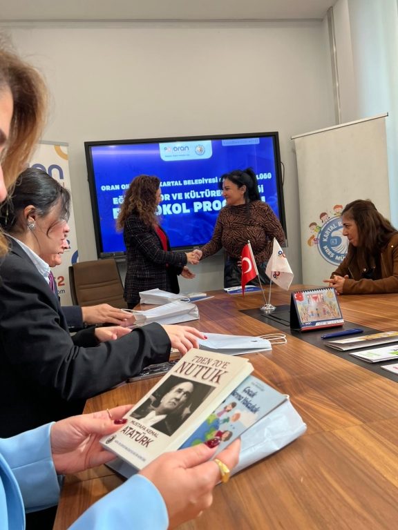 Kartal Belediyesi Kreş Müdürlüğü Başkan Yardımcısı Sayın Dr. Dilek KARS ve Oran Okulları Kurucu Temsilcimiz Sayın Zuhal KARAKAYA ATALAY, okulumuzda bir araya gelerek ilkokul eğitimi, belediye kreşleri öğretmen eğitimi ve öğrenciler için ortak etkinlikler konularında hazırlanan protokole imza attılar. görseli 1