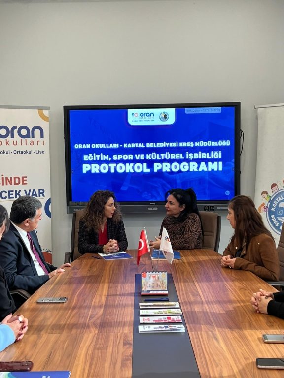 Kartal Belediyesi Kreş Müdürlüğü Başkan Yardımcısı Sayın Dr. Dilek KARS ve Oran Okulları Kurucu Temsilcimiz Sayın Zuhal KARAKAYA ATALAY, okulumuzda bir araya gelerek ilkokul eğitimi, belediye kreşleri öğretmen eğitimi ve öğrenciler için ortak etkinlikler konularında hazırlanan protokole imza attılar. görseli 3