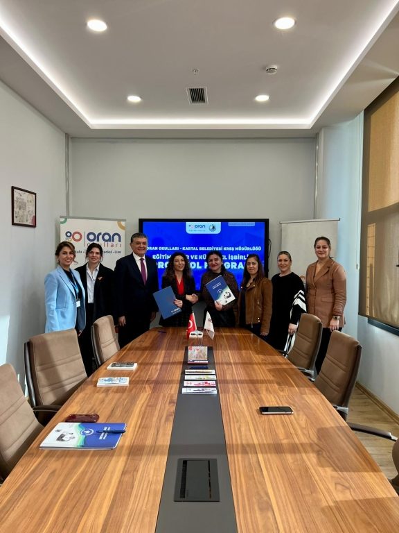 Kartal Belediyesi Kreş Müdürlüğü Başkan Yardımcısı Sayın Dr. Dilek KARS ve Oran Okulları Kurucu Temsilcimiz Sayın Zuhal KARAKAYA ATALAY, okulumuzda bir araya gelerek ilkokul eğitimi, belediye kreşleri öğretmen eğitimi ve öğrenciler için ortak etkinlikler konularında hazırlanan protokole imza attılar. görseli 4