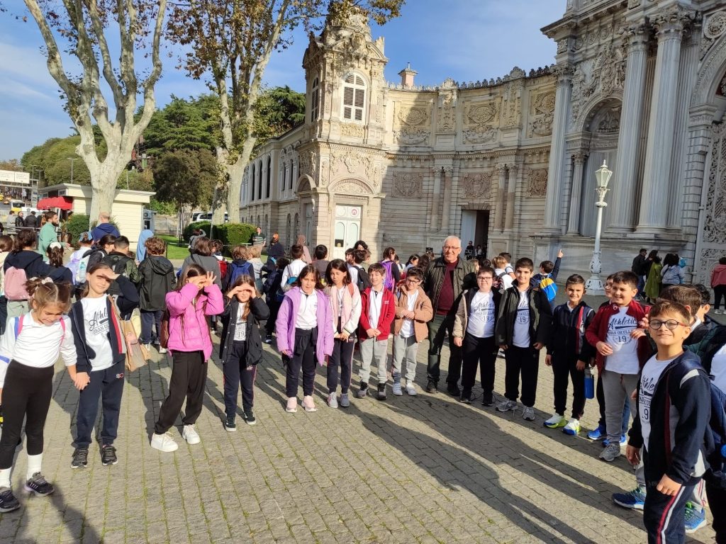 4. sınıf öğrencilerimizle Dolmabahçe Sarayı’na gözlem ve inceleme gezisi gerçekleştirdik. görseli 2