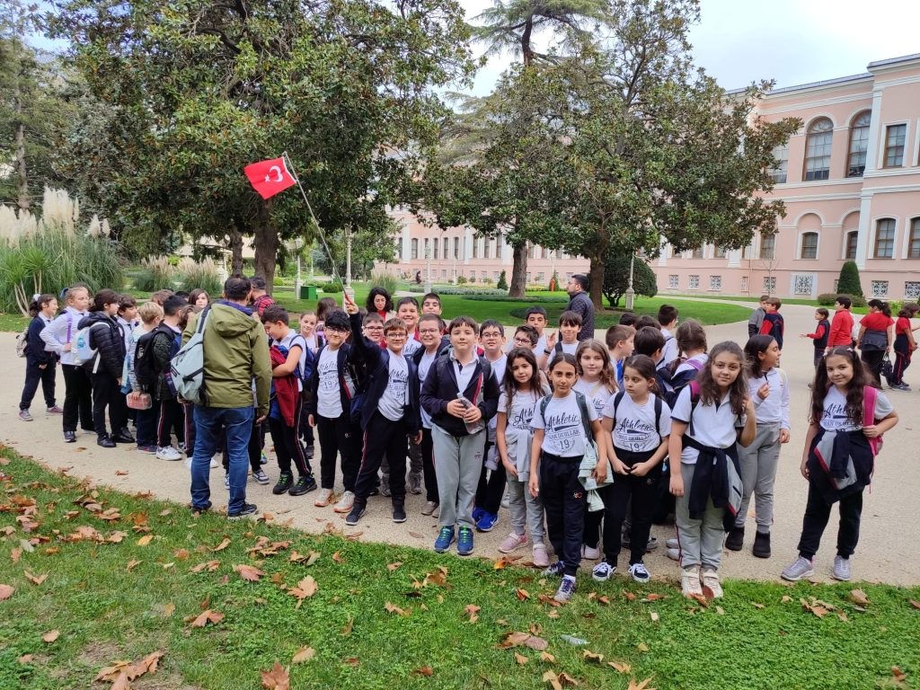4. sınıf öğrencilerimizle Dolmabahçe Sarayı’na gözlem ve inceleme gezisi gerçekleştirdik. görseli 1