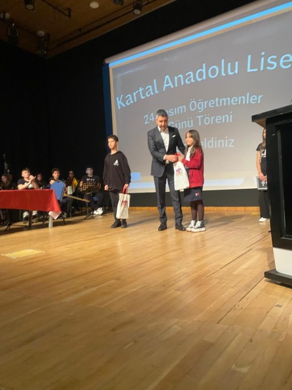 “Yeşil Vatan” temalı şiir yarışmasında 5. sınıf öğrencimiz Özüm Doğan ilçe birincisi olmuştur. görseli 1