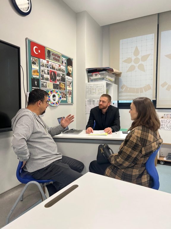2025–2026 eğitim öğretim yılı 1. dönemin ikinci veli toplantısının ilk bölümünü yoğun bir katılımla gerçekleştirdik. görseli 3