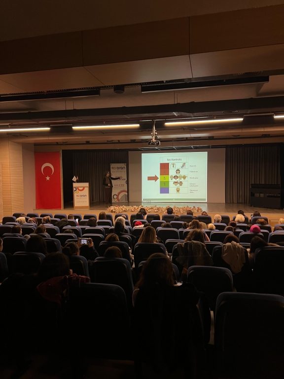 Çocuklukta Sosyal ve Duygusal Öğrenme konulu seminerimizi, Oran Okulları – Kartal İlçe Millî Eğitim Müdürlüğü iş birliğiyle başarıyla gerçekleştirdik görseli 3