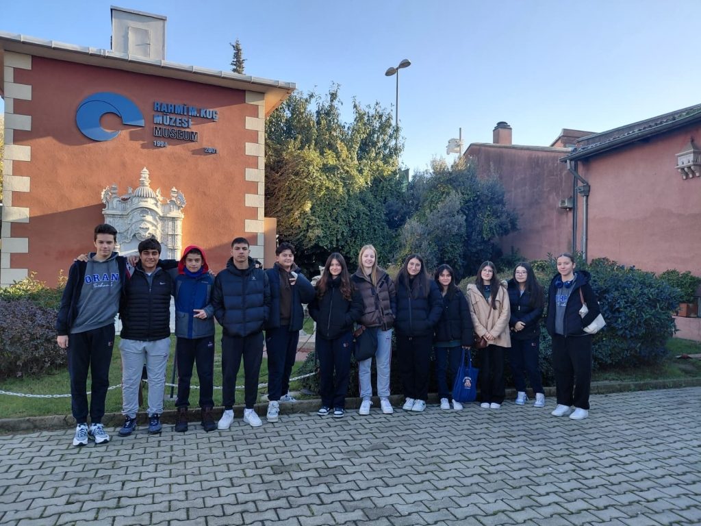 Biyoloji dersimiz kapsamında hücrenin organellerinden kloroplasttaki klorofil izolasyonu deneyini Rahmi Koç Müzesi’nde gerçekleştirdik.