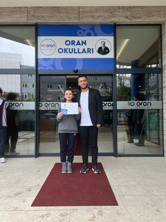 Oran Anadolu Lisesi kademelerinde düzenlenen “Her Fotoğrafın Hikayesi Var.” isimli hikâye yazma yarışması, öğrencilerimizin yoğun katılımı ve özgün eserleriyle başarıyla tamamlanmıştır. görseli 3