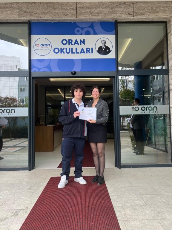 Oran Anadolu Lisesi kademelerinde düzenlenen “Her Fotoğrafın Hikayesi Var.” isimli hikâye yazma yarışması, öğrencilerimizin yoğun katılımı ve özgün eserleriyle başarıyla tamamlanmıştır. görseli 4