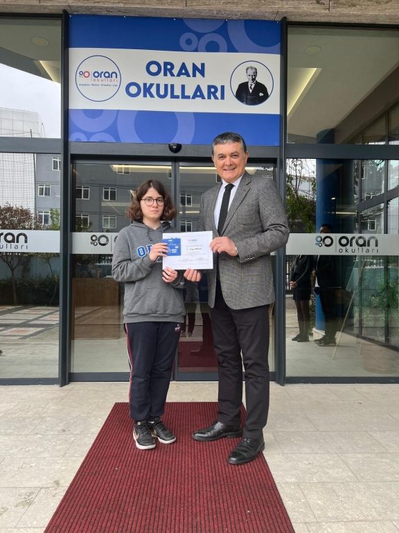 Oran Anadolu Lisesi kademelerinde düzenlenen “Her Fotoğrafın Hikayesi Var.” isimli hikâye yazma yarışması, öğrencilerimizin yoğun katılımı ve özgün eserleriyle başarıyla tamamlanmıştır. görseli 2