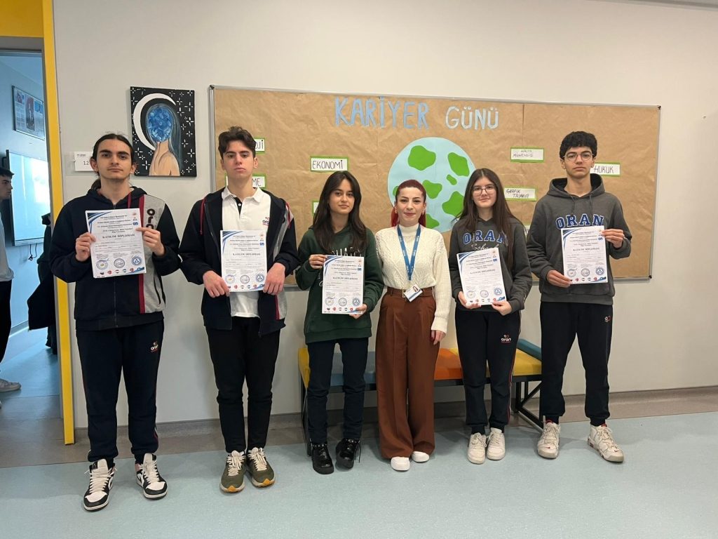 XXII. Uluslararası Bilim Temelleri(URFODU) Bilgi Yarışması’na katılan tüm öğrencilerimize katılım diplomaları takdim edildi. görseli 2