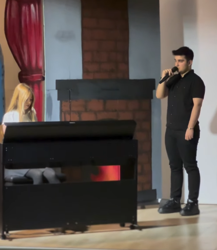 okulumuzda gerçekleştirilen “Yaşanmışlık Temalı Şiir Dinletisi”, yalnızca bir edebiyat etkinliği değil; duyguların sahneye taşındığı, her dizenin bir hatıraya dokunduğu güçlü bir deneyim olmuştur. görseli 1