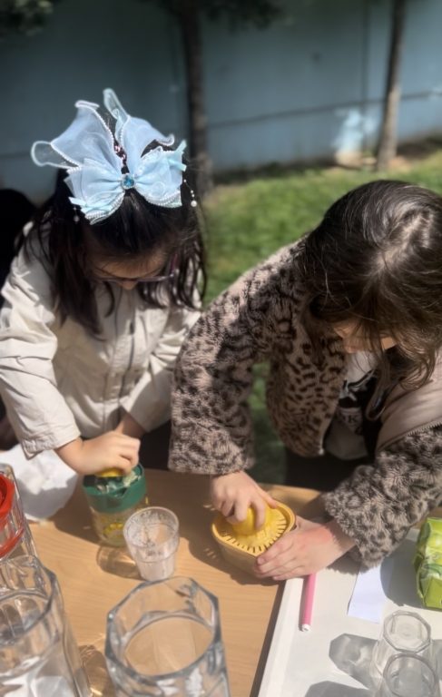 Okulumuzda gerçekleştirdiğimiz bahar etkinliğinde anaokulu öğrencilerimiz İngilizceyi ezberleyerek değil, yaşayarak öğrendi.
