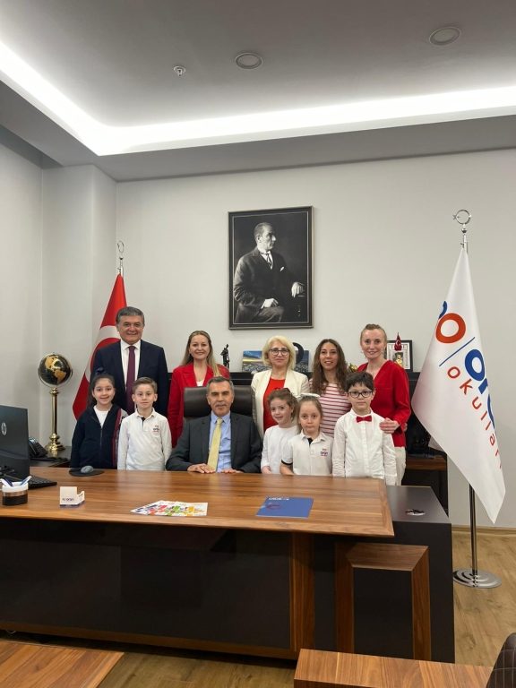 23 Nisan Ulusal Egemenlik ve Çocuk Bayramı kapsamında, öğrencilerimiz öğretmenlerimiz ve yöneticilerimiz eşliğinde kurucumuz Orhan Karakaya’nın koltuğunu temsili olarak devraldı. görseli 6