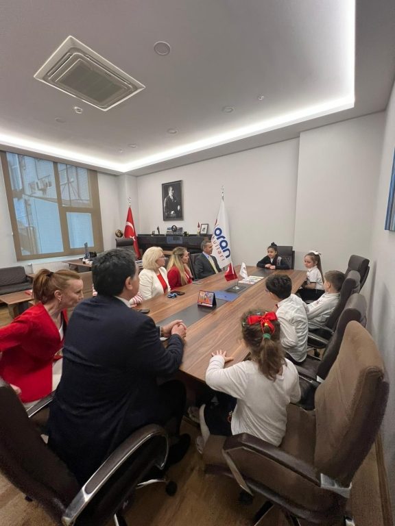 23 Nisan Ulusal Egemenlik ve Çocuk Bayramı kapsamında, öğrencilerimiz öğretmenlerimiz ve yöneticilerimiz eşliğinde kurucumuz Orhan Karakaya’nın koltuğunu temsili olarak devraldı. görseli 2