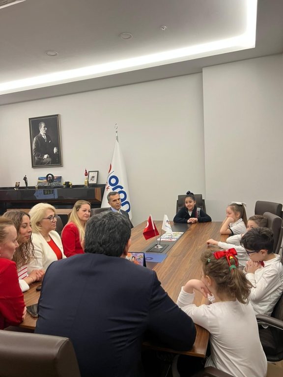 23 Nisan Ulusal Egemenlik ve Çocuk Bayramı kapsamında, öğrencilerimiz öğretmenlerimiz ve yöneticilerimiz eşliğinde kurucumuz Orhan Karakaya’nın koltuğunu temsili olarak devraldı. görseli 5