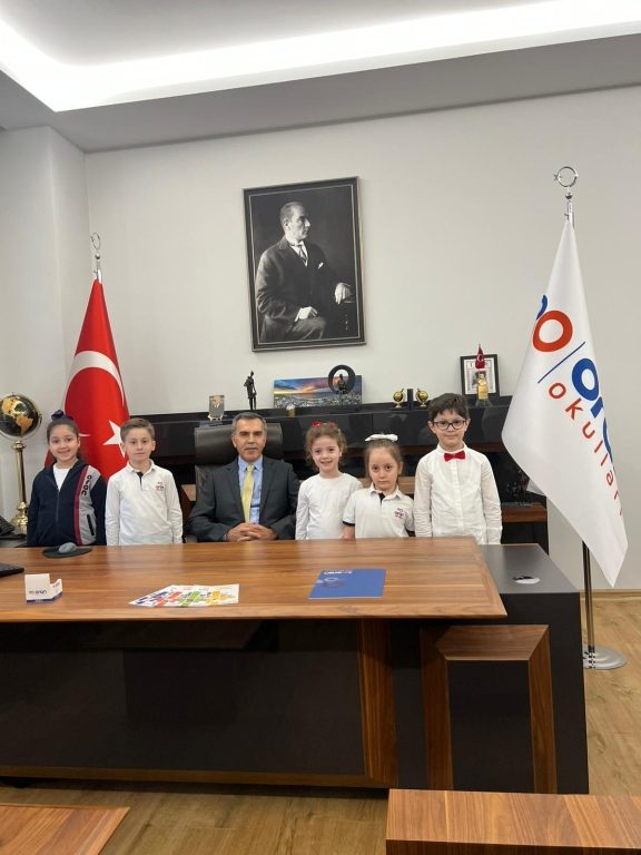 23 Nisan Ulusal Egemenlik ve Çocuk Bayramı kapsamında, öğrencilerimiz öğretmenlerimiz ve yöneticilerimiz eşliğinde kurucumuz Orhan Karakaya’nın koltuğunu temsili olarak devraldı. görseli 1