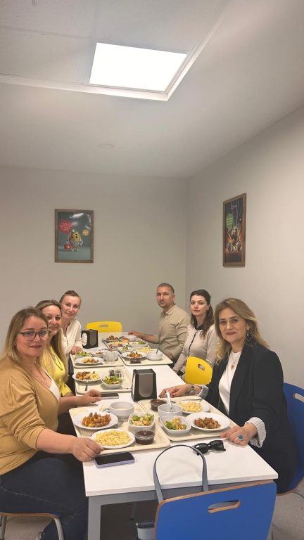 Okul aile birliğimiz ve velilerimizden bir grup okulumuzun yemek tedarikini yapan firmamızın üretim atölyelerini incelediler ve okulumuz yemekhanesinde öğrencilerimizin yemeklerinden tadımda bulundular.