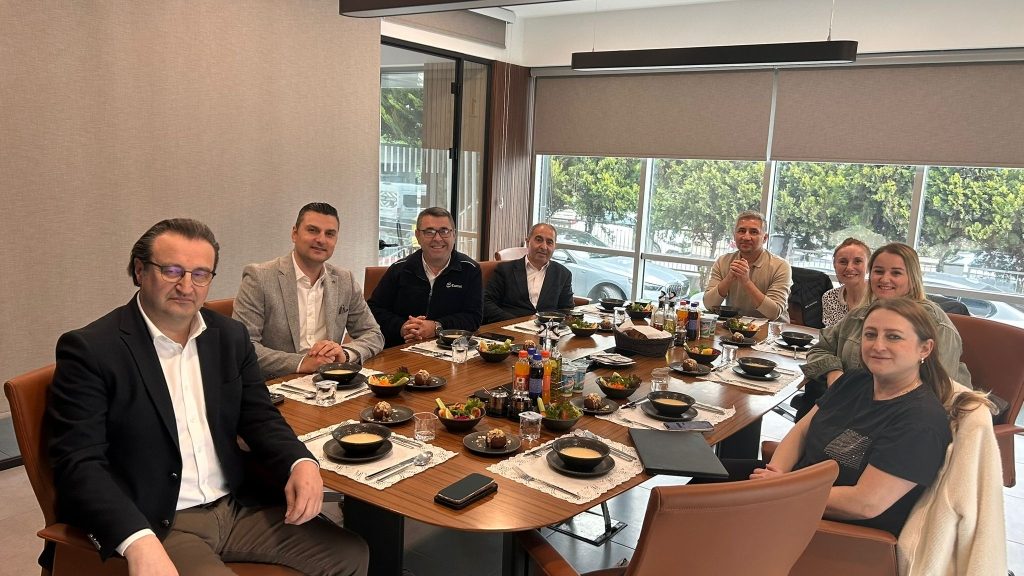 Okul aile birliğimiz ve velilerimizden bir grup okulumuzun yemek tedarikini yapan firmamızın üretim atölyelerini incelediler ve okulumuz yemekhanesinde öğrencilerimizin yemeklerinden tadımda bulundular. görseli 1
